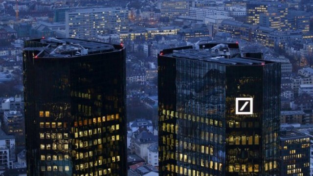 <p>
	Сградата на централата на Deutsche Bank във Франкфурт. <em>Снимка: Ройтерс</em></p>
