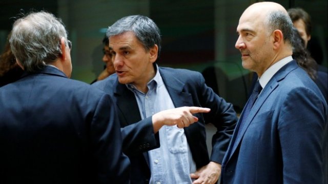 <p>
	<em>Отляво надясно: Италианският финансов министър Пиер Карло Падоан, гръцкият финансов министър Евклид Цакалотос и еврокомисарят по икономическите и финансови въпроси Пиер Московиси по време на срещата в Брюксел. Снимка: Ройтерс</em></p>
