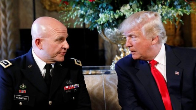 <p>
	Генерал-лейтенант Макмастър (вляво) и Доналд Тръмп.&nbsp;<em>Снимка: Ройтерс</em></p>
