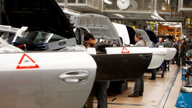 <p>
	Служители асемблират новия спортен модел Porsche 911 в завод на компанията в Щутгарт-Цуфенхаузен. <em>Снимка: Ройтерс</em></p>
