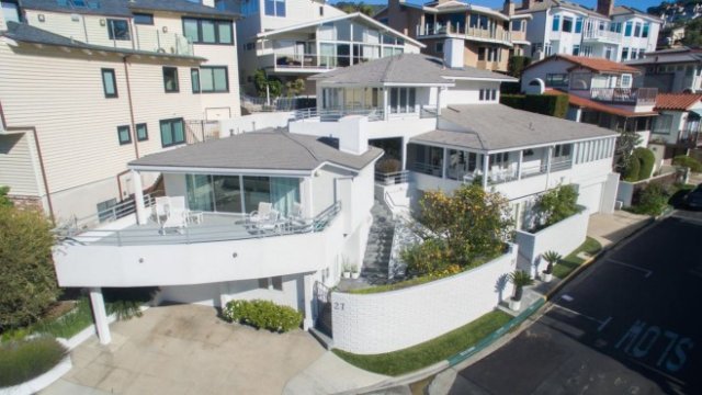 <p>
	Имотът разполага с пет спални и седем бани.<em> Снимка:&nbsp;Villa Real Estate</em></p>
