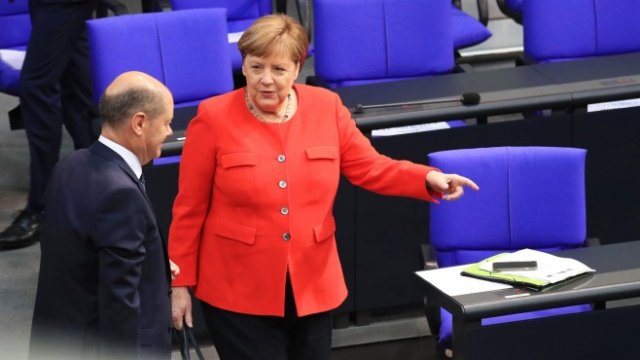 <p>
	Списъкът с наболели въпроси пред Меркел е дълъг. <em>Снимка: Bloomberg</em></p>
