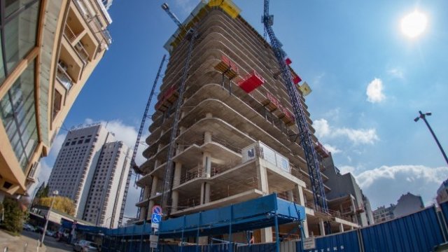 <p>
	Изграждащият се небостъргач в Лозенец. <em>Снимка: Димитър Кьосемарлиев, Investor Media Group</em></p>
