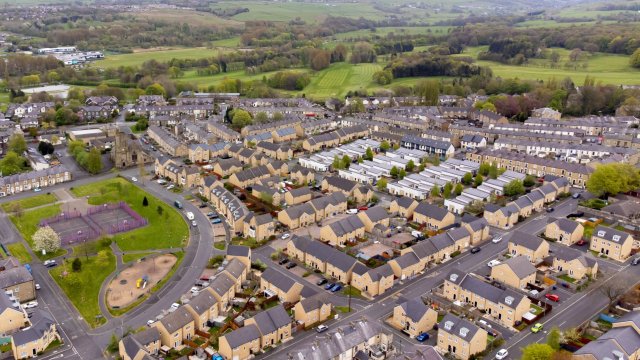 Великобритания не беше подмината от пандемичния бум на жилищния пазар, но сега перспективите за цените са по-песимистични. Снимка: Bloomberg LP