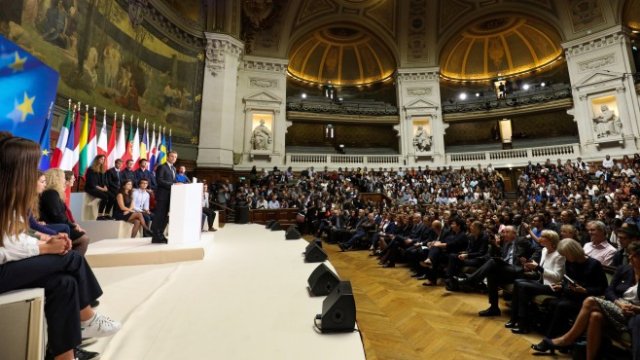 <p>
	Макрон по време на речта си в Сорбоната. <em>Снимка: Ройтерс</em></p>
