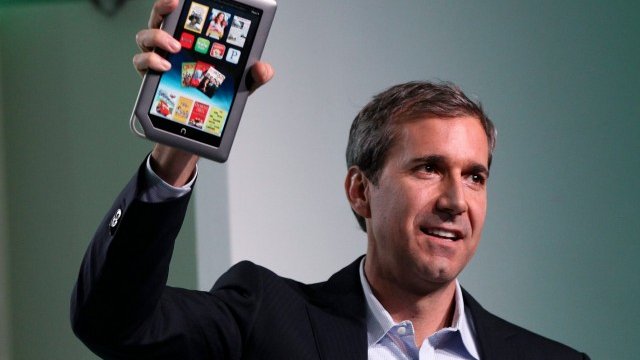 <p>
	Уилям Линч при представянето на таблета.<em> Снимка: Ройтерс</em></p>
