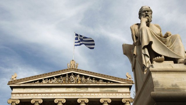 <p style="text-align: center;">
	Статуя на древногръцкия мислител Сократ пред Атинската академия. <em>Снимка: Ройтерс</em></p>
