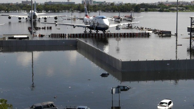 <p>
	Наводнението причини огромни щети и на инфраструктурата в страната. <em>Снимка: Ройтерс</em></p>
