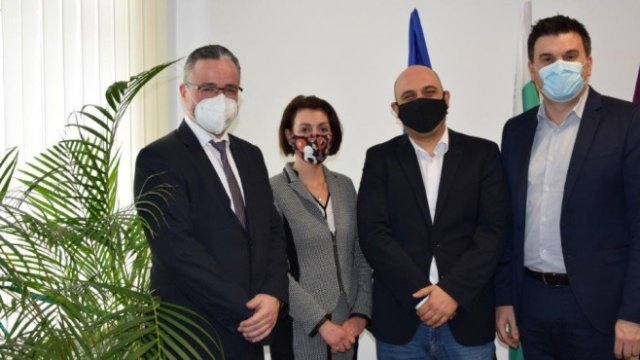 <p>
	<em>От ляво надясно: Карел Крал - регионален мениджър на ЧЕЗ за България, Евгения Накова &ndash; директор &bdquo;Човешки ресурси&ldquo; в &bdquo;ЧЕЗ България&ldquo; ЕАД, доц. д-р Атанас Георгиев - декан на Стопанския факултет, и Владимир Дичев &ndash; директор &bdquo;ЧЕЗ Трейд България&ldquo; ЕАД.</em></p>
