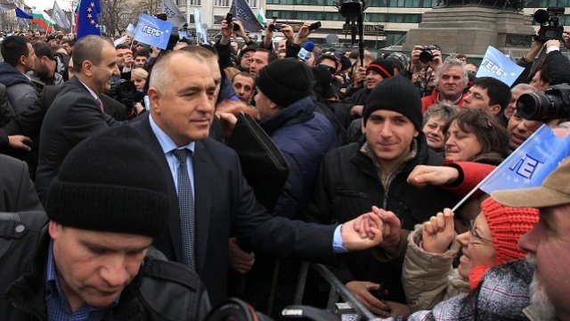 <p>
	Бойко Борисов беше изпратен от привърженицина ГЕРБ, събрали се пред Народното събрание. Снимка: БТА</p>
