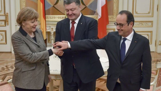 <p>
	Лидерите на Германия, Украйна и Франция по време на срещата им в Киев късно снощи.<em> Снимка: Ройтерс</em></p>
