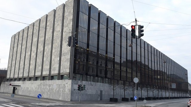 <p style="text-align: justify;">
	Сградата на&nbsp;Централната банка на Дания в Копенхаген. <em>Снимка: Ройтерс</em></p>
