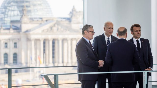 Британският премиер Киър Стармър, американският президент Джо Байдън, германският канцлер Олаф Шолц (в гръб) и френският президент Еманюел Макрон на срещата на върха в Берлин. Снимка: Christoph Soeder/picture alliance via Getty Images