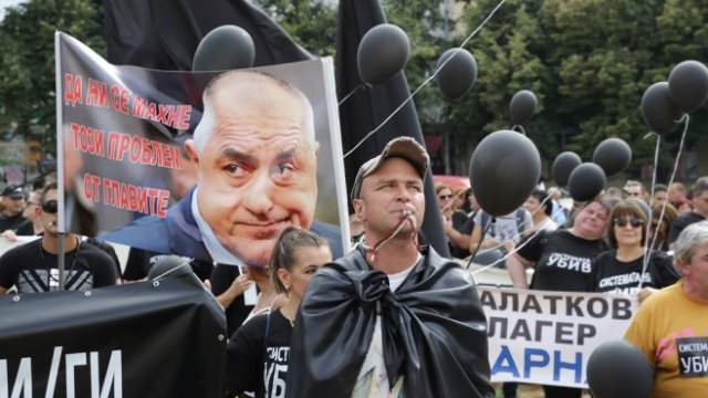 <p>
	Родители на деца с увреждания, техните близки и граждани от цялата страна протестират под лозунга &quot;Системата убива - всички&quot;.&nbsp;<em><span lang="bg-BG">Снимка: БТА</span></em></p>
