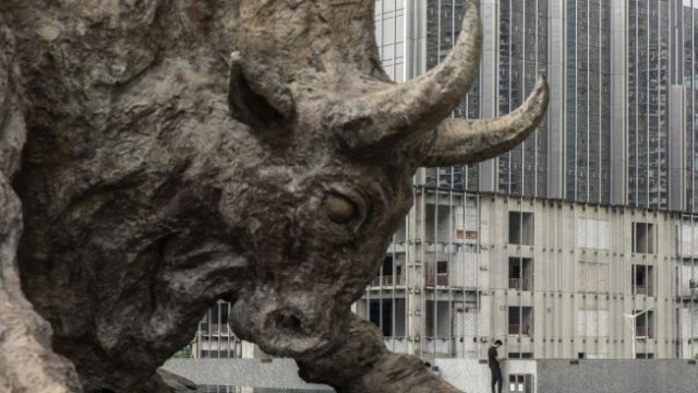 <p>
	Бикът пред борсата в Шанхай.&nbsp;<em>Снимка: Bloomberg L.P.</em></p>
