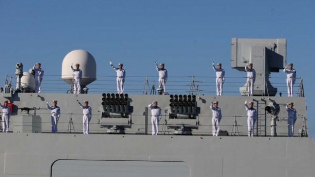 <p>
	Китайски офицери от военноморския флот махат, докато се приближават към югоизточния пристанищен град Чабахар. <em>Снимка: Ройтерс</em></p>
