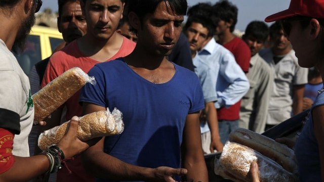 <p>
	Бежанци в гръцки бежански център. Снимка: <em>архив Ройтерс</em></p>
