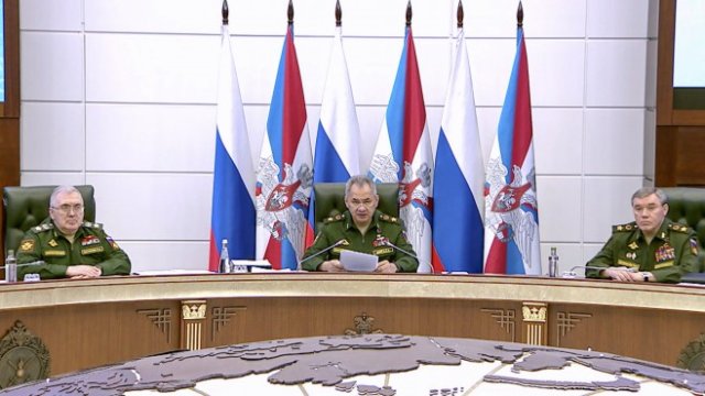 <p>
	Шойгу (в средата). <em>Снимка: EPA/RUSSIAN DEFENCE MINISTRY</em></p>
