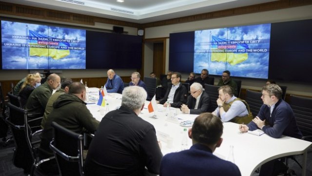 <p>
	Срещата на тримата европейски лидери с Володимир Зеленски и други представители на Украйна. <em>Снимка: EPA/PRESIDENTIAL PRESS SERVICE HANDOUT</em></p>
