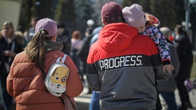 <p>
	Бежанци от Украйна пред посолсттвото на страната в София. <em>Снимка: Димитър Кьосемарлиев, Investor Media Group</em></p>
