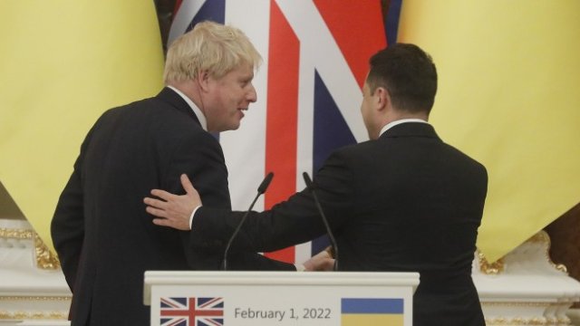 <p>
	Британският премиер (вляво) и украинският президент Зеленски. <em>Снимка: EPA/SERGEY DOLZHENKO</em></p>

