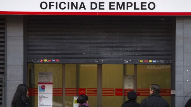 <p>
	Хора се редят на опашка пред центъра за работни места в Мадрид, Испания.<em> Снимка: Antonio Heredia/Bloomberg</em></p>
