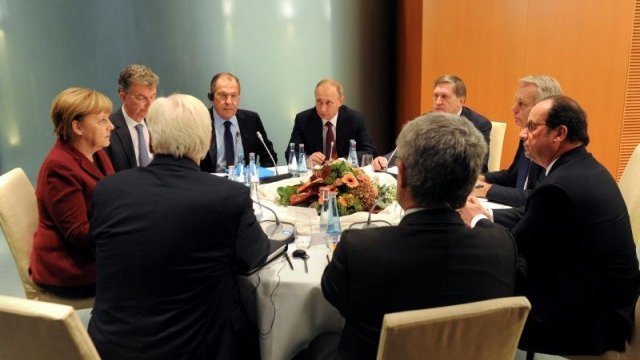 <p>
	Лидерите и външните министри на т.нар. Нормандска четворка разговаряха повече от 5 часа снощи. <em>Снимка: Ройтерс</em></p>
