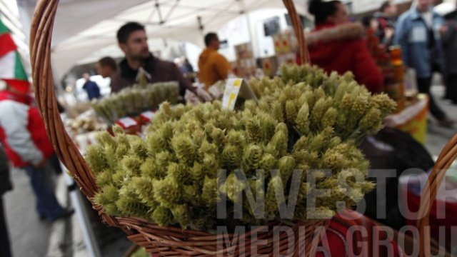 <p>
	Фермерски пазар в центъра на София. <em>Снимка: Олег Попов, Investor Media Group</em></p>
