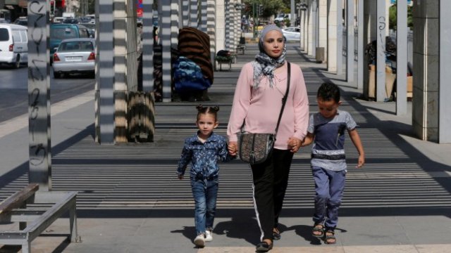 <p>
	Семейство се разхожда в центъра на Аман. <em>Снимка: Ройтерс</em></p>
