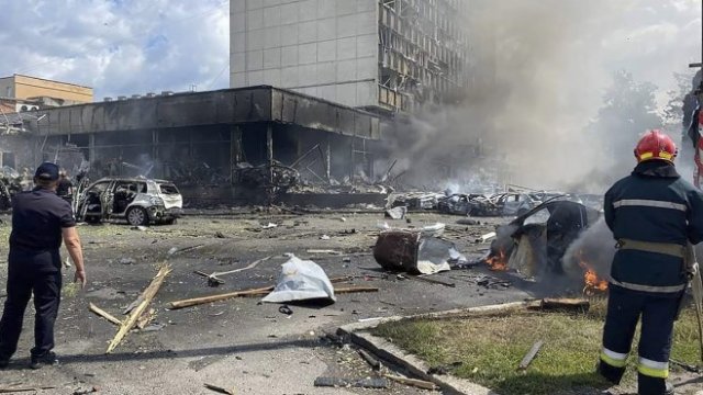 <p>
	Удареният офис център в централна Украйна. Снимка:&nbsp;&nbsp;EPA/STATE EMERGENCY SERVICE OF UKRAINE</p>
