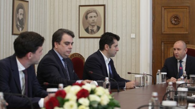 <p>
	Консултациите с ПП. <em>Снимка: Димитър Кьосемарлиев, Investor Media Group</em></p>
