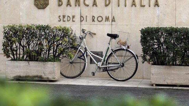 <p>
	Банките в Италия планират допълнително съкращаване на разходите. <em>Снимка: Ройтерс</em></p>
