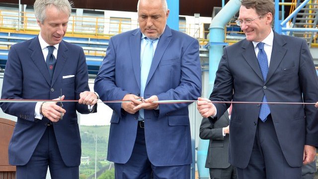<p>
	Бойко Борисов преряза лентата на нова поточна линия на &bdquo;Девня цимент&quot; за 325 млн. лева. <em>Снимка: БТА</em></p>
