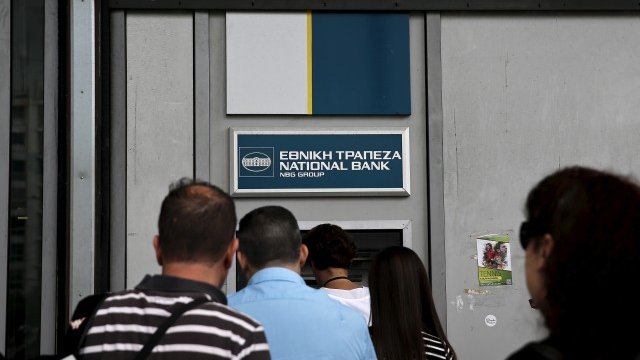 <p style="text-align: justify;">
	Tемпото, с което фирми и граждани теглят пари от банките, се ускорява.<em>&nbsp;</em><em>Снимка: Ройтерс</em></p>
