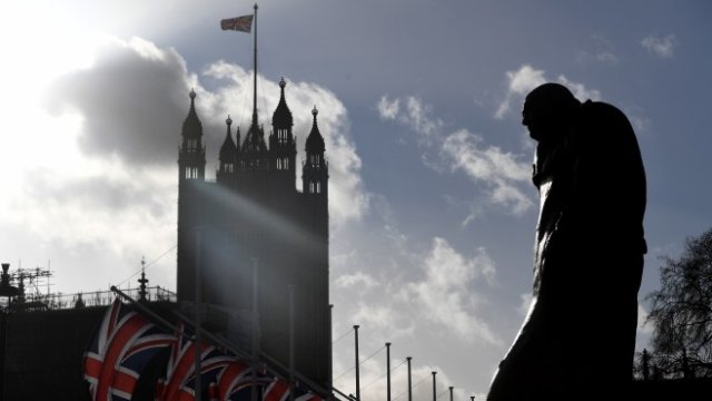 <p>
	Обединеното кралство от днес не е само, но е по-самотно. <em>Снимка: EPA/NEIL HALL</em></p>
