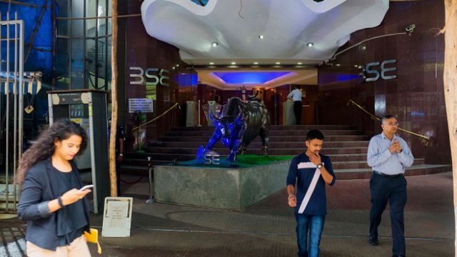 <p>
	Бикът пред фондовата борса в Мумбай. Снимка: Getty</p>
