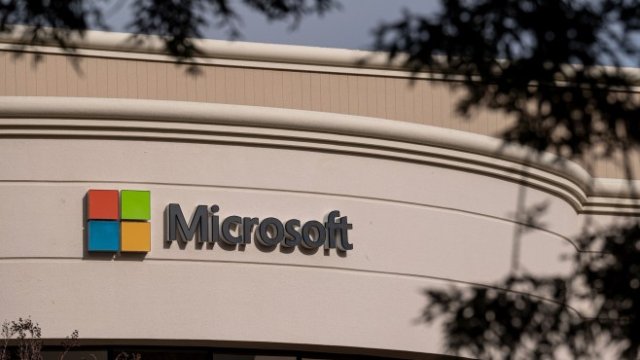 <p>
	Логото на Microsoft в един от офисите на корпорацията. <em>Снимка: Bloomberg LP</em></p>
