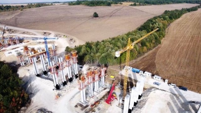 <p>
	Строителството на участък от магистрала &quot;Хемус&quot;. <em>Снимка: Агенция &quot;Пътна инфраструктура&quot;</em></p>
