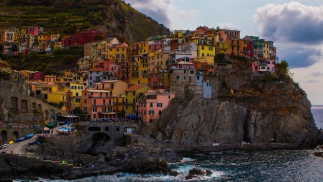 <p style="margin-bottom: 0cm; line-height: 100%">
	Скалистият бряг на Манарола в Лигурия. Никога досега в човешката история никой не е живял толкова добре, колкото западноевропейците днес. <em>Снимка: Pixabay&nbsp;</em></p>
