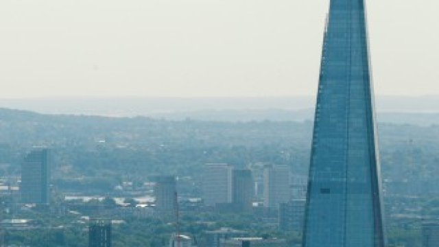 <p>
	Изглед към небостъргача The Shard и Tower Bridge в Лондон.&nbsp;<em>Снимка: Архив Ройтерс</em></p>
