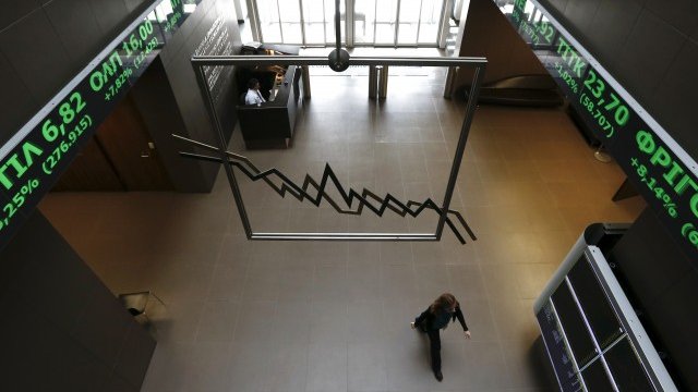 <p>
	Когато борсата отвори, гръцките акции няма да поевтинеят с повече от 30% за деня, тъй като това е границата за автоматично спиране на търговията. <em>Снимка: Ройтерс</em></p>
