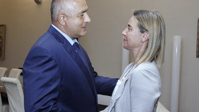 <p>
	Бойко Борисов разговоря с Федерика Могерини. Снимка: <em>Правителствена пресслужба</em></p>
