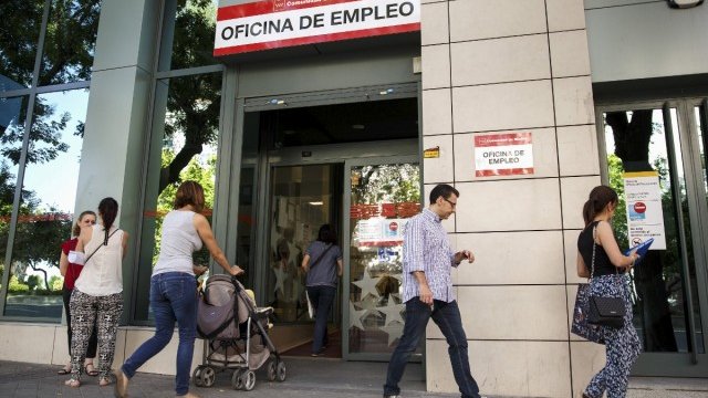 <p>
	Офис на бюрото по труда в испанската столица Мадрид. <em>Снимка: Ройтерс</em></p>
