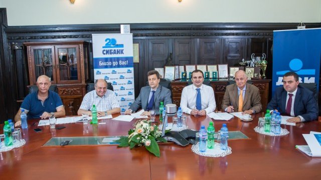 <p>
	Мениджърите на компаниите при подписването на договора. <em>Снимка: ДЗИ</em></p>
