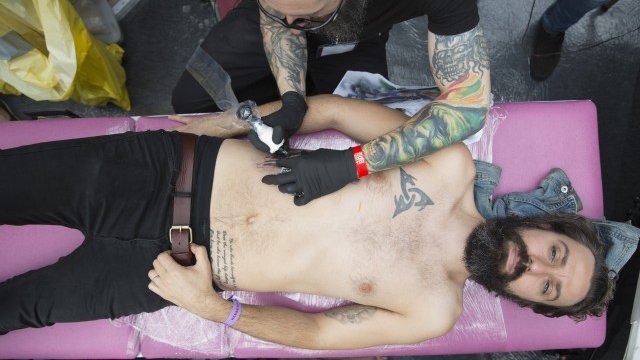 <p>
	Татуиране по време на десетия международен фестивал за татуировки в Лондон. Снимка: <em>Архив Ройтерс</em></p>
