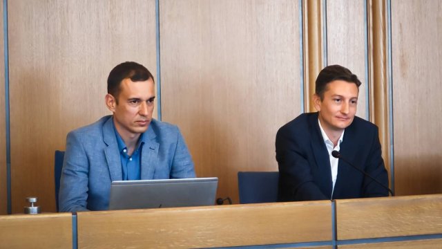 Кметът на София Васил Терзиев (вляво) и заместник-кметът с ресор финанси и обществено строителство Иван Василев (вдясно). Снимка: Столична община