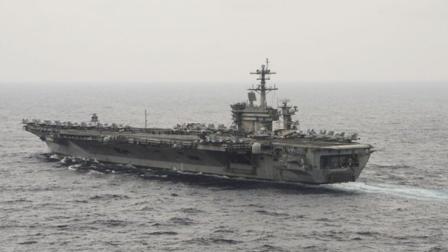 <p>
	Американският самолетоносач &quot;Теодор Рузвелт&quot; беше разположен в Южнокитайско море през есента на 2015 г.<em> Снимка: архив, Ройтерс</em></p>
