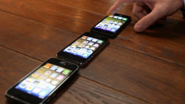 <p>
	Трите последни модела на iPhone. <em>Снимка: Мтел</em></p>
