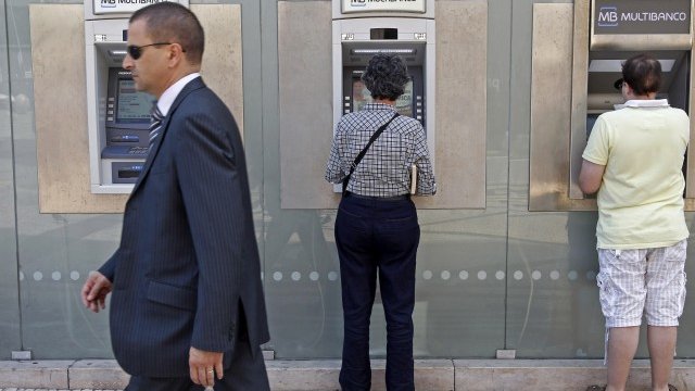 <p>
	В Португалия средната загуба на клиент на банките възлиза на 160 евро. <em>Снимка: Ройтерс</em></p>
