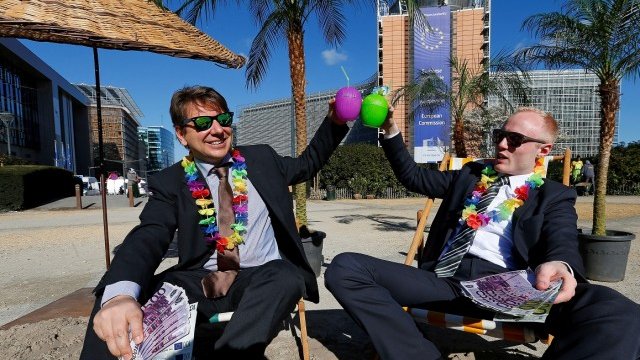 <p>
	Активисти протестират срещу данъчните убежища пред сградата на ЕК. <em>Снимка: Ройтерс</em></p>
